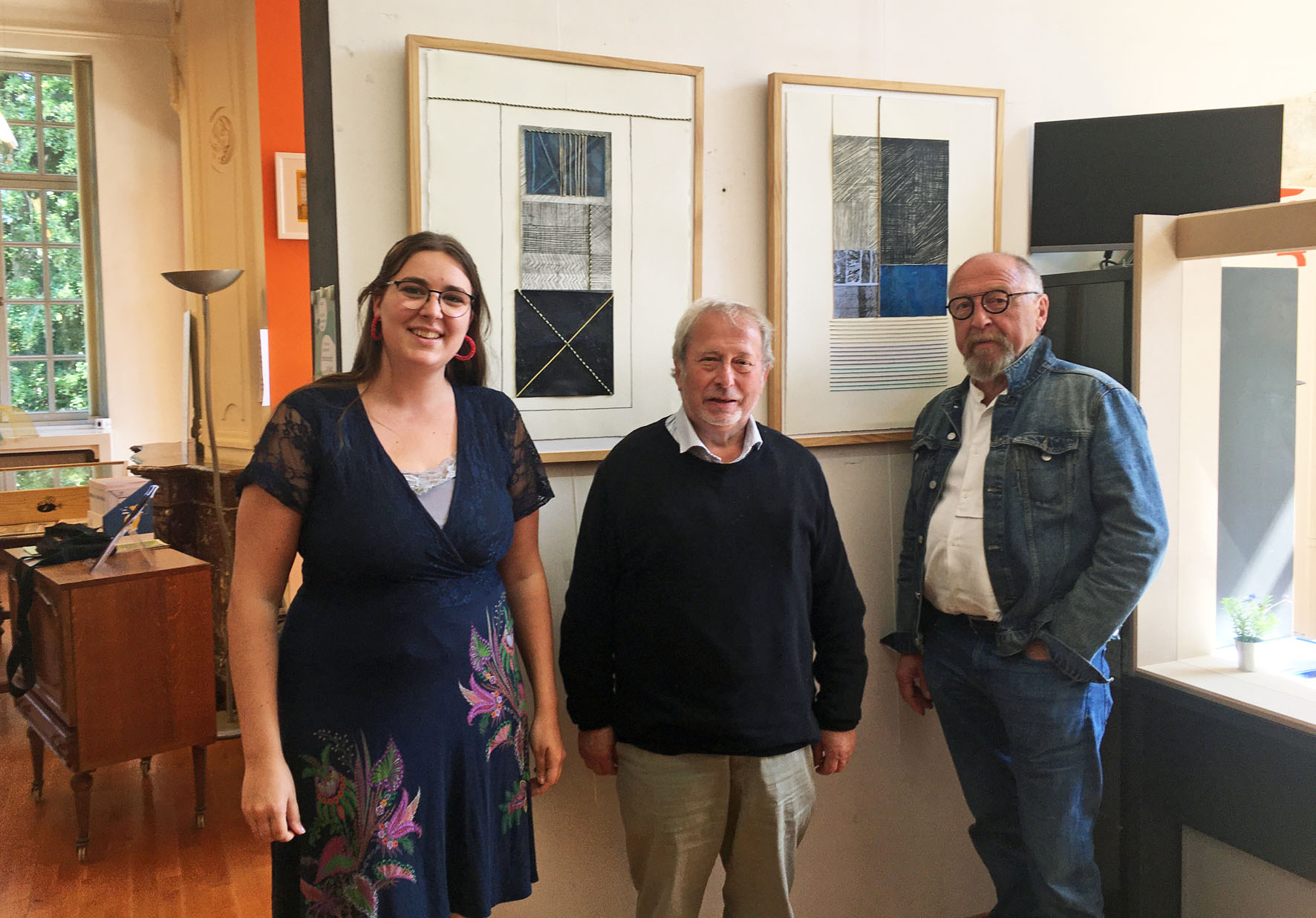 v.l.n.r.: bibliothecaresse Sarah Vanroye, kunstenaar Arnold Hilderson en curator Guido De Vos.